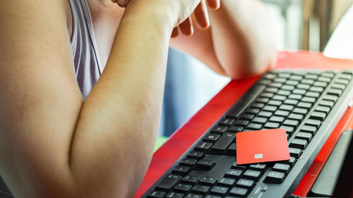 Falešný policista opět úřadoval. Mladík ze Šumperska přišel skoro o milion